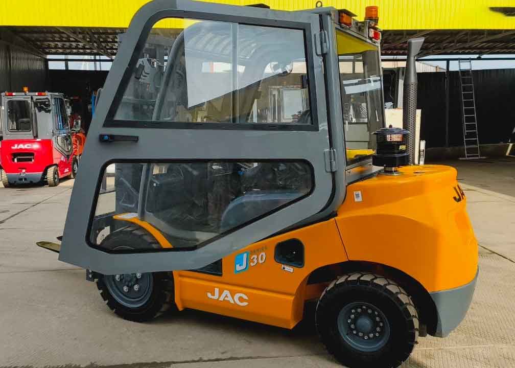 Дизельный вилочный погрузчик JAC CPCD35J перед отгрузкой со склада поставщика