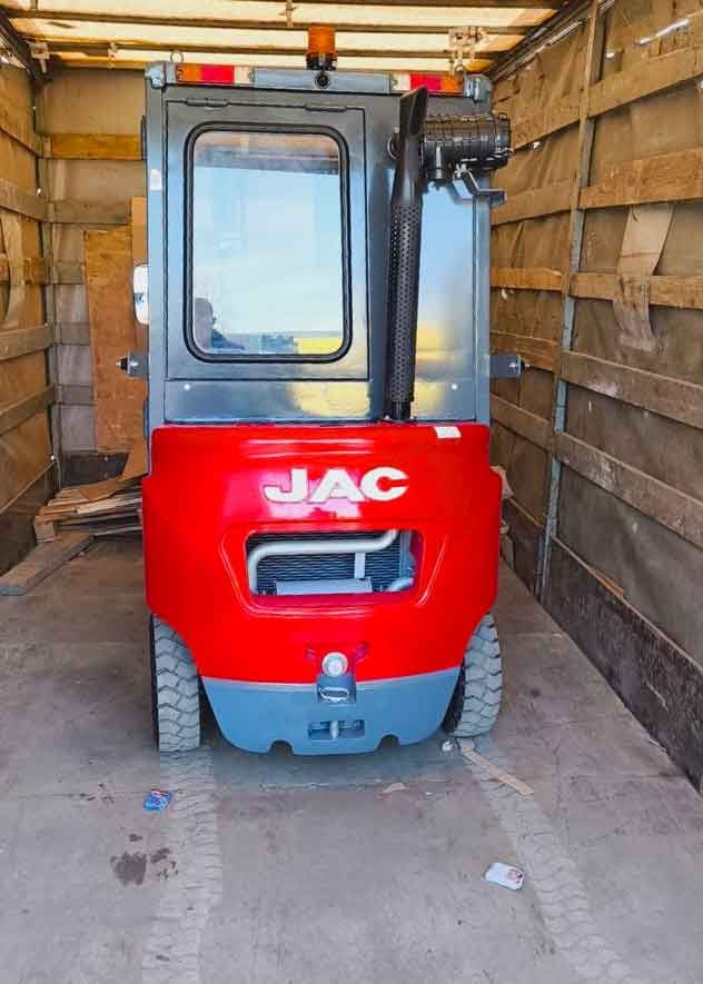 Дизельный вилочный погрузчик JAC CPCD15J EURO перед отгрузкой на складе