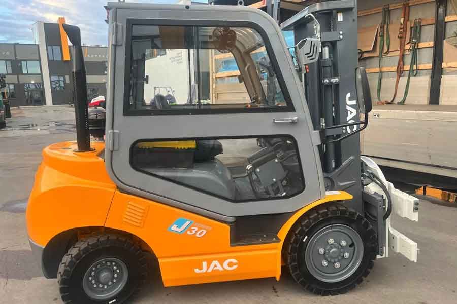 JAC CPCD30J грузоподъемностью 3 тонны с ротатором для промышленного предприятия