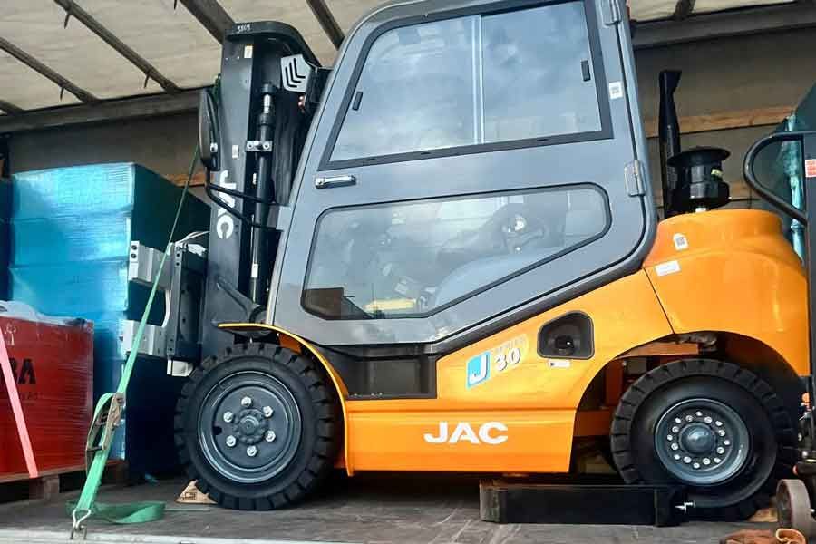 вилочный погрузчик JAC CPCD30J с закрытой кабиной перед поставкой в Бор