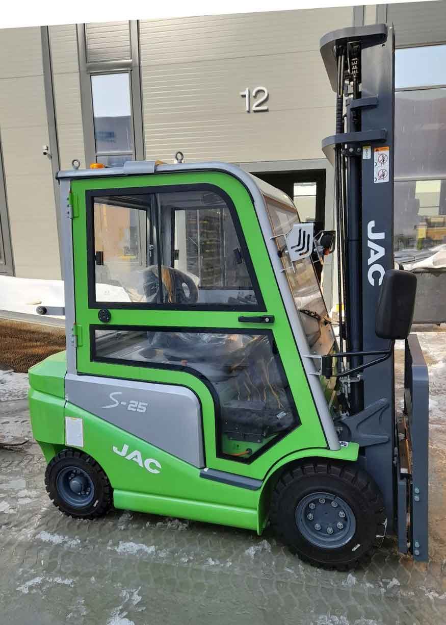 Электропогрузчик JAC CPD25S перед отгрузкой со склада поставщика