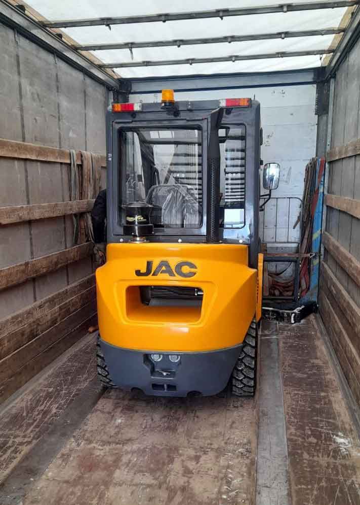 Дизельный погрузчик JAC CPCD35J Euro перед отгрузкой на складе
