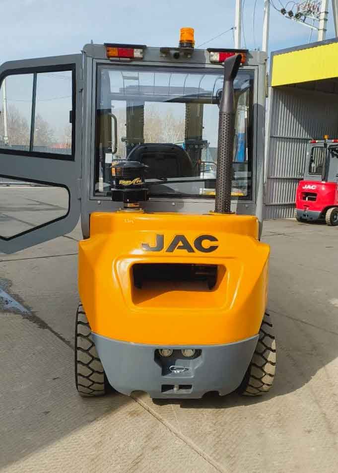 Дизельный погрузчик JAC CPCD35J в процессе подготовки к транспортировке