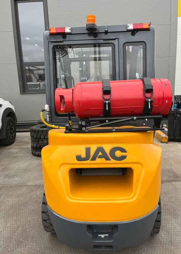 бензиновый вилочный погрузчик JAC CPQD35J 3.5 т перед отгрузкой в Тверь