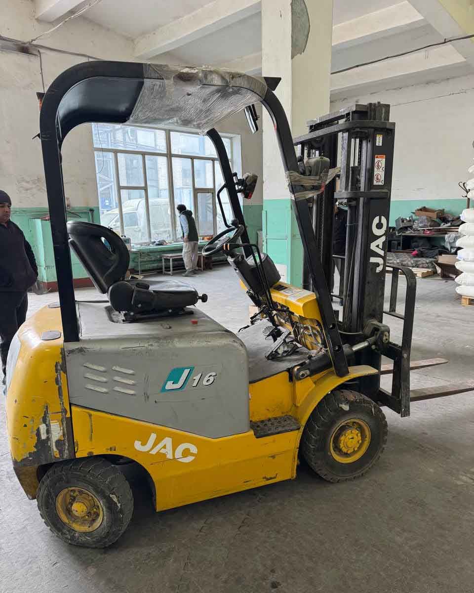 Электрический вилочный погрузчик JAC CPD16 с новой тяговой АКБ 48 В 400 А·ч