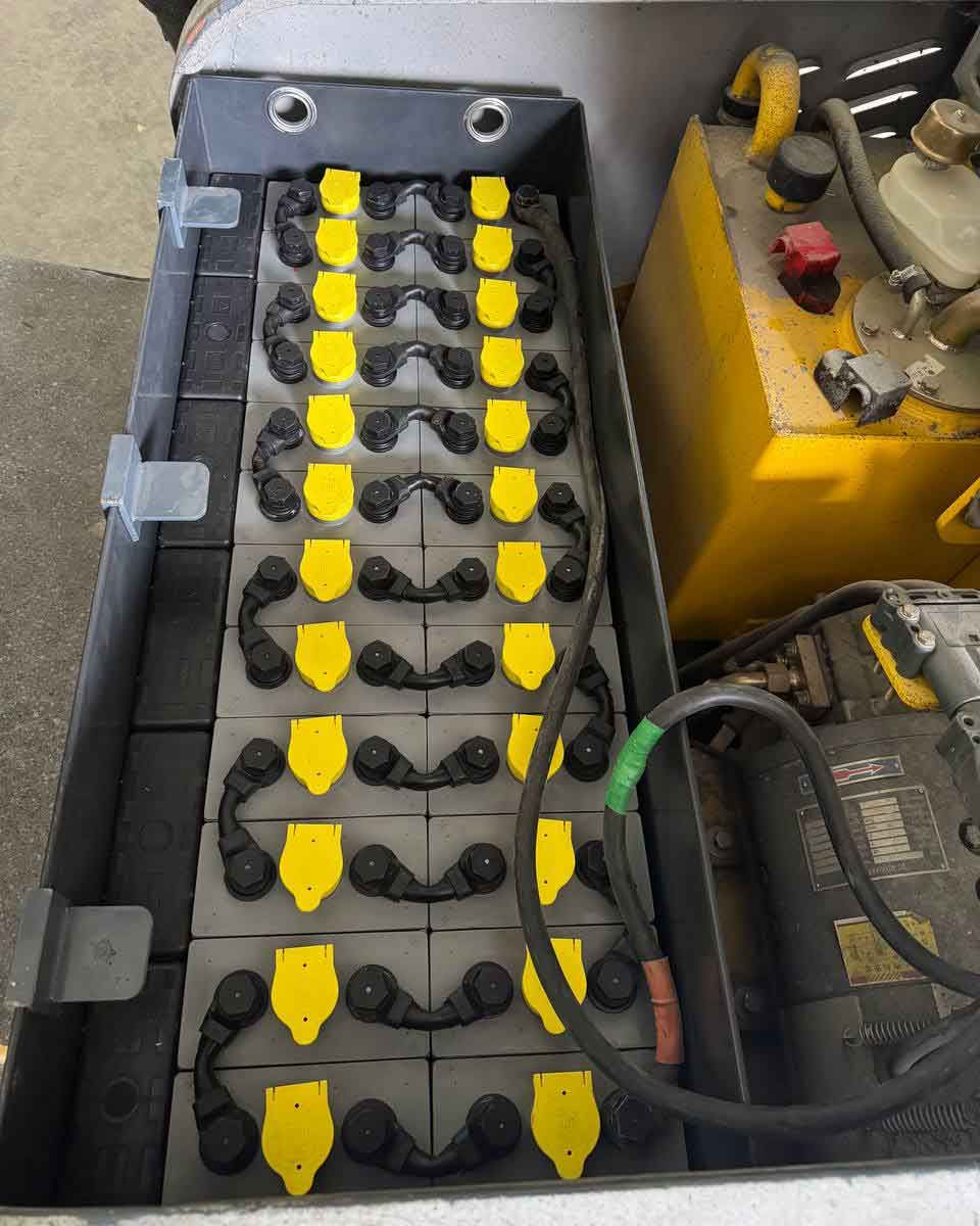 Тяговая аккумуляторная батарея Elhim Iskra 48V 4PzB 400 Ah в аккумуляторном отсеке JAC CPD16