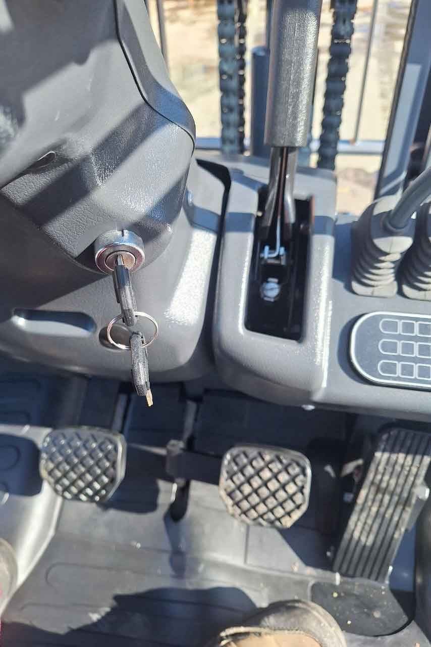 Вилочный погрузчик JAC CPCD30J с пневматическими шинами перед отгрузкой