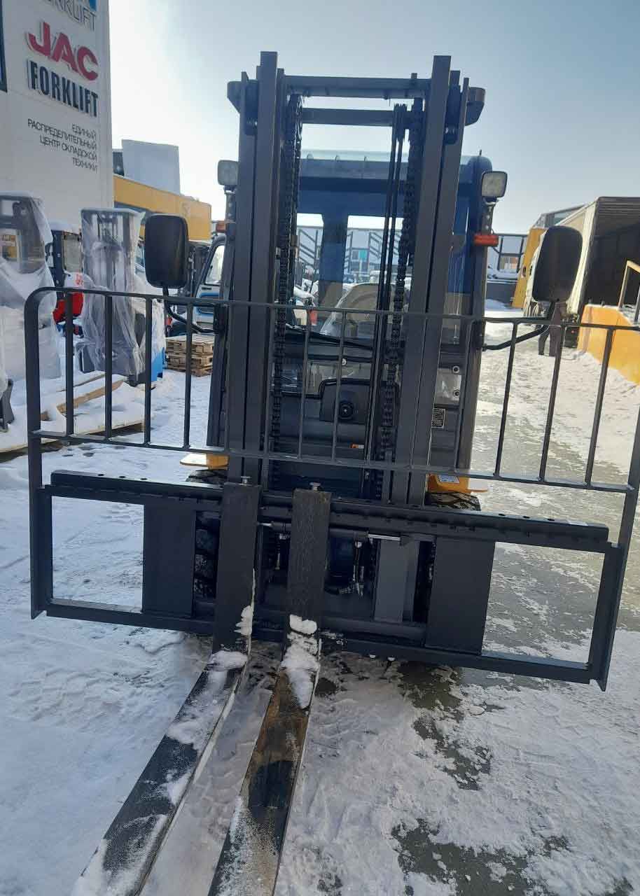 Дизельный погрузчик JAC CPCD35J Euro в процессе подготовки к отправке