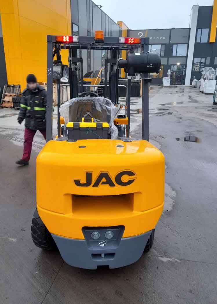 Дизельный погрузчик JAC CPCD30H перед отгрузкой на складе техники