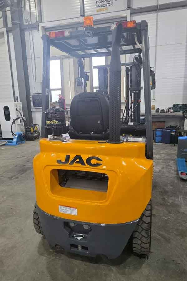 вилочный погрузчик JAC CPCD20J грузоподъемностью 2000 кг на складе техники