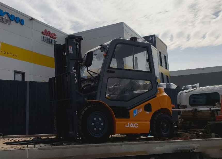 Погрузчик JAC CPCD35J грузоподъемностью 3,5 тонны в зоне подготовки к отправке