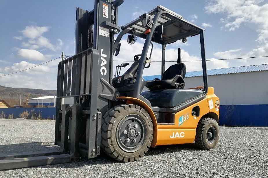 images/otgruzki/otgruzka-jac-cpcd35j-dizelnyj-pogruzchik-dlya-raboty-s-gruzami-do-3-5-tonn/jac-cpcd-35-j-dizelnyj-vilochnyj-pogruzchik-coverjpg.jpg