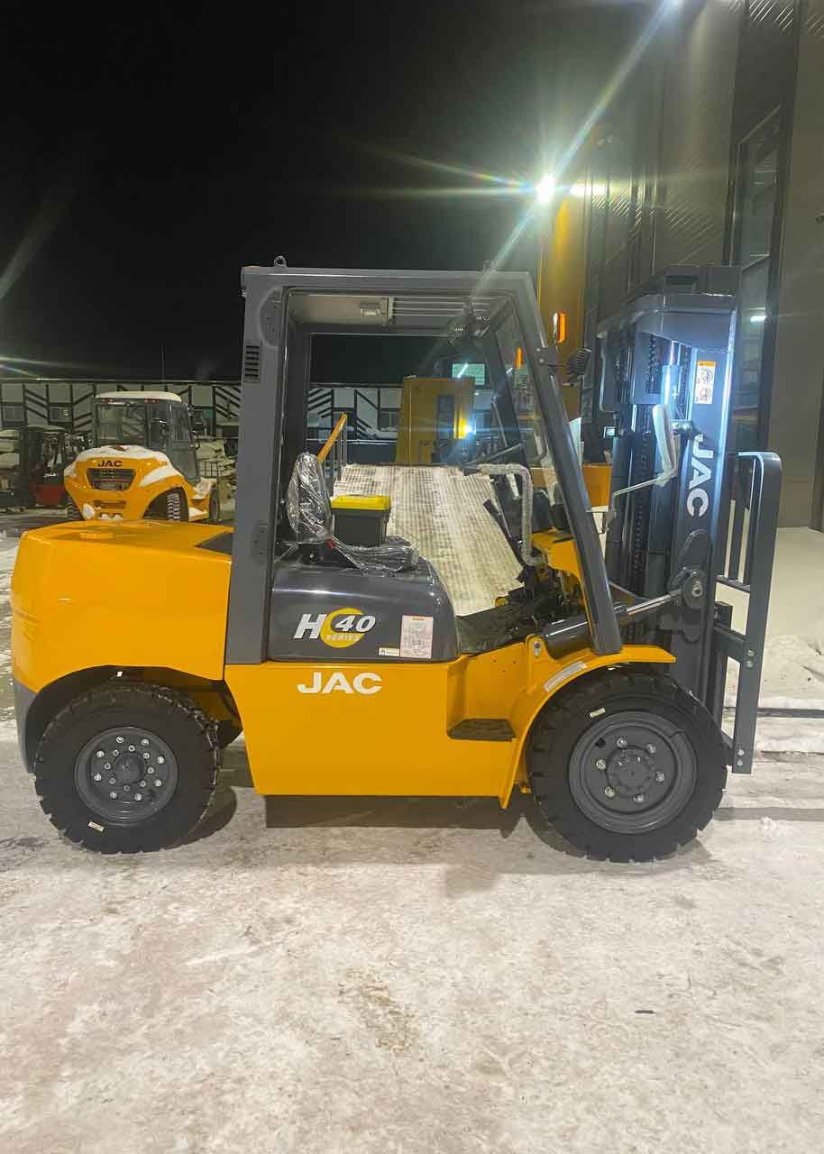 Дизельный погрузчик JAC CPCD40H перед отгрузкой на складе техники