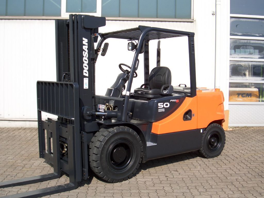 Погрузчик дизельный 5 тонн. Doosan d50sc-5. Вилочный погрузчик Doosan d50sc-5. Вилочный погрузчик 5 тонн дизельный Дусан. Doosan d50sc-7.