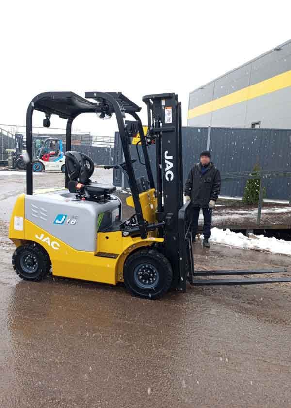 Складская техника JAC CPD16 EURO в процессе подготовки к транспортировке